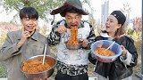 小伙买火鸡面遇两摊主抬杠，不花一分钱，竟吃完两个摊的火鸡面
