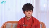 丁真晒与张小斐合影，称在上海见到了贾玲的妈妈