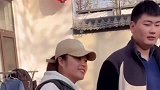 大衣哥朱之文的儿子小伟和美女合影，这是对人家不满意吗