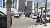 佛罗里达州的升降马路上趴着一个男人，网友：人要摔下来，桥要负责吗？