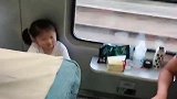 火车上的小女孩，看老公这表情，幸亏生的是儿子，真是个女儿奴呀