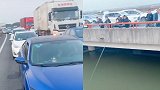 男子高速堵车堵一夜还在原地 转眼一看邻车放弃挣扎掏鱼竿钓鱼