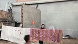 高手在民间！网友自家院子打羽毛球 晾衣绳+床单当球网