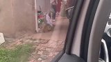 女子偷偷将妹妹接回家，打开车门后，爸爸惊喜过后开心大笑