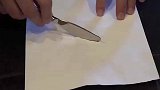 用小刀轻轻一划，这张白纸竟然出现了血痕！