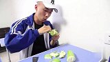 老师带蔬菜上课，小伙用香菇做出了乌龟，全班都笑了