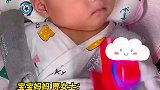 四个月宝宝被妈妈逗趣一脸淡定