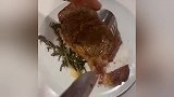 王源在家无聊煎牛排，却遭中国作家怒怼：别再糟蹋粮食了！