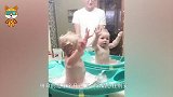爸爸为了能让宝宝乖乖洗澡，拼命逗宝宝开心，下一幕请憋住别笑