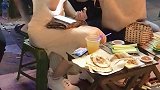 越南街头无意拍下的一幕，小姐姐剔牙都这么漂亮，这也太好看了吧
