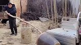 男子利用杠杆原理，将水缸放在三轮车上