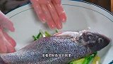 把鲈鱼放进开水里煮一煮,这是我认为鲈鱼最好吃的做法,太鲜美了