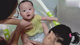妹妹这个小可爱，太幸福了，洗澡都有爸爸妈妈和姐姐一起伺候