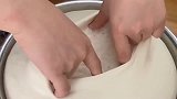 甜点师最基本的操作，将面团揉到这种程度，烤出来的面包很软