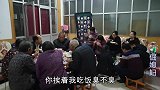 全家聚在一起吃饭，饭桌上女婿设法讨好老丈人，一旁丈母娘乐开花