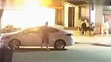 男子醉酒后对着车门小便 车主找其理论被掐脖推搡