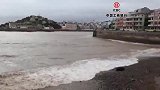 防御台风“烟花”，海边民房装木门加固