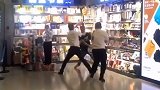 机场工作人员抄板凳与旅客互殴 官方：双方均有责任 将依规处理