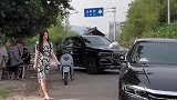 男子往车窗外随意丢垃圾，小姐姐霸气回怼，没想到车里下来的才是王者