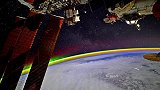 美翻了！俄罗斯宇航员太空拍下北极光 大气层闪光包围了整个地球