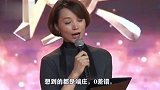 女主持人台上抢词，然后卡壳忘词超级尴尬，男主持人一旁憋笑