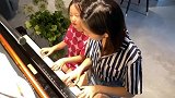 神仙姐妹花!黄磊俩女儿多多和妹妹四手联弹,琴声悠扬画面温馨