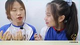 俩女孩吃趣味“小算盘珠子糖”，数学什么的一边去，塞满嘴嚼得香