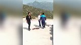 爆新鲜-20171008-河北邯郸景区员工与老年游客发生口角 当众暴打对方