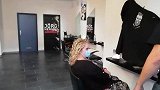 30岁金发女性有点微胖，烫款满头烫，真洋气