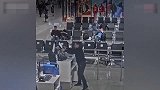 【俄罗斯】男子错过航班大闹机场 保安这个动作令网友大呼帅气