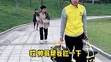 外卖小伙为何对这般行为不闻不顾？原来天道自在人心！