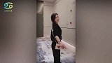 真·逆龄女神！50岁张庭欢快跳舞活力俏皮，披秀发露细腰超少女