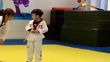 送儿子学习跆拳道第一天，就成了这样，原谅我忍不住笑了！