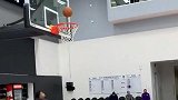 这是表演杂技还是上篮？大神胯下换手击地投篮太逆天