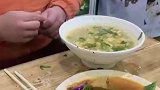 男子喝汤出奇招，一根筷子隔绝葱和香菜