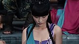 小伙真不拿自己当外人，闯别人家宴坐下就吃，还对小姑娘指手画脚！