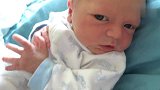 刚出生4天的宝宝，大眼睛到处望个不停，萌化了