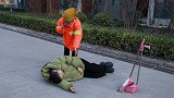 清洁工母亲救了一个孕妇，还给她交了医药费，没想第二天惊喜来啦