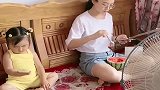 我说这下怎么这么安静。原来小姨又安排上了，不愧是带娃小能手！