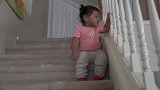 小胖丫第一次自己下楼梯，颤颤巍巍胆子却超大，幸亏妈妈手疾眼快