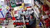 儿子突然回家，全副武装假装顾客进店买烟，爸爸认出后大喊：骗子