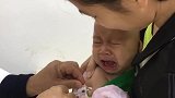 明明是打针，小宝宝却以为是吃的来了，嘴巴张开就要找吃的！