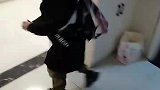 哥哥放学回到家第一件事，喊着小妹飞奔进屋