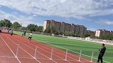 新疆阿勒泰：男子百米冲刺临近终点，摔倒花式翻滚