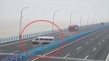 浙江一客车跨海大桥上突然爆胎 360度大旋转撞护栏险坠海