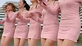 你们的广场舞姐妹已上线，这腿都好长啊