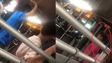 炸了！从后门上公交车被保安拉了一下 北京大妈带家人拦堵公交