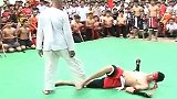 70岁武术家与泰拳实战，打泰拳像打小孩，这个演技得加个鸡腿
