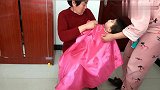 双胞胎宝宝剃头后，无法接受自己的新发型，被自己丑哭了