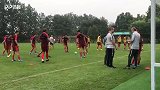 李磊参加有球抢圈练习 张稀哲单独与助理教练沟通